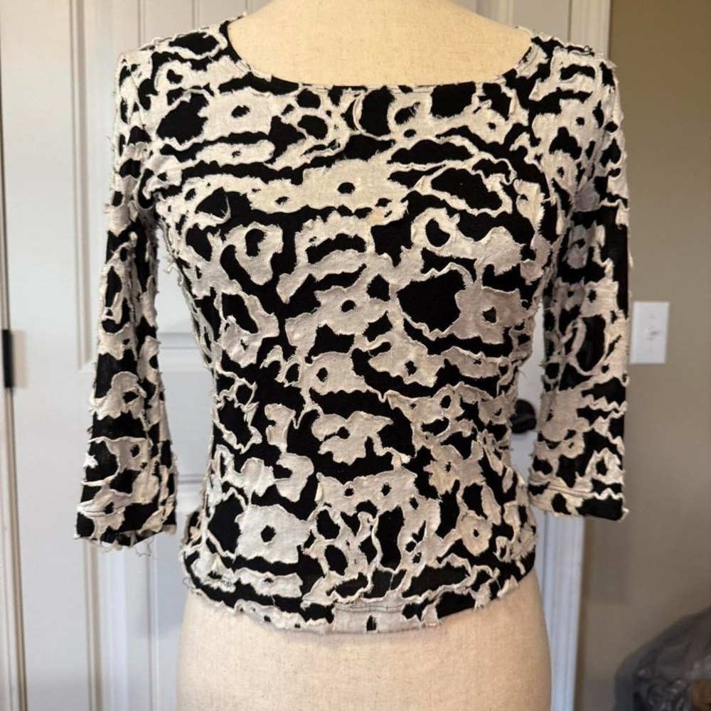 Nouvida Petite Black White Abstract Floral Cutout‎ 3/4 Sleeve Top Women